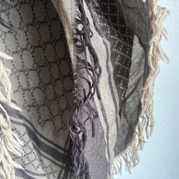 GUCCI SCARF X LARGE SIZE WITH FOX FUR AROUND - Picture 9 of 12